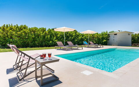 Casa Desiderio - Siracusa, Sicilia: Acqua, Cielo, Piscina, Pianta, Shade, Mobili Da Esterno, Rettangolo, Albero, Costruzione, Lettino
