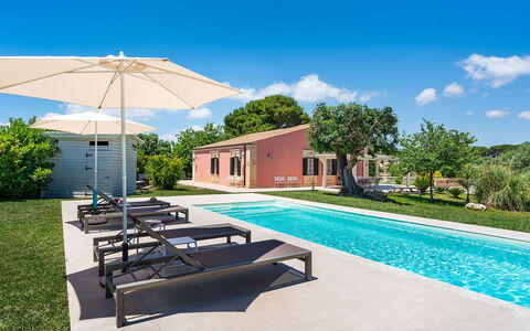 Casa Desiderio - Siracusa, Sicilia: Pianta, Acqua, Proprietà, Nube, Cielo, Costruzione, Piscina, Albero, Shade, Mobili Da Esterno