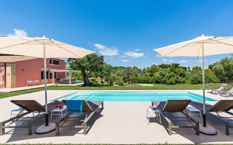Casa Desiderio - Siracusa, Sicilia: Cielo, Piscina, Acqua, Pianta, Nube, Lettino, Ombrello, Shade, Mobili Da Esterno, Finestra