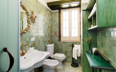 Casa Desiderio - Siracusa, Sicilia: Idraulico Fixture, Rubinetto, Proprietà, Lavello, Verde, Bagno, Lavandino Del Bagno, Viola, Costruzione, Interior Design
