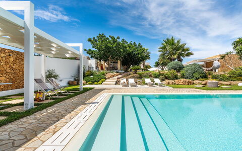 Casa Ocra - Misiliscemi, Sicilia: Nube, Pianta, Costruzione, Cielo, Proprietà, Acqua, Azzurro, Piscina, Albero, Shade