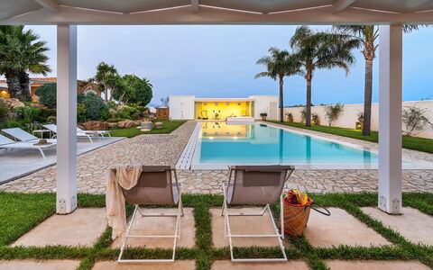 Casa Ocra - Misiliscemi, Sicilia: Pianta, Acqua, Cielo, Costruzione, Proprietà, Azzurro, Albero, Piscina, Mobili Da Esterno, Shade