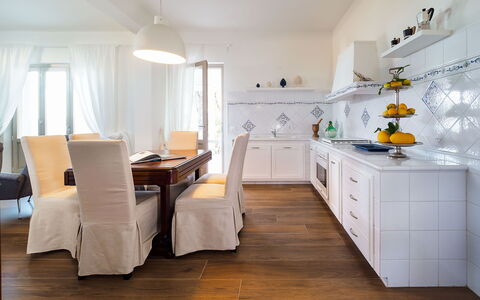 Casa Ocra - Misiliscemi, Sicilia: Cabinetry, Controsoffitto, Tavolo, Legna, Interior Design, Cucina, Sedia, Pavimentazione, Pavimento, Cassetto
