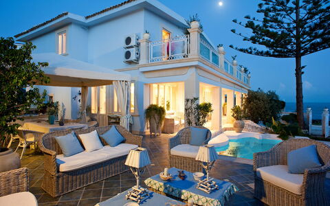 Villa Amena - Siracusa, Sicilia: Cielo, Proprietà, Pianta, Blu, Divano, Azzurro, Costruzione, Interior Design, Shade, Mobili Da Esterno