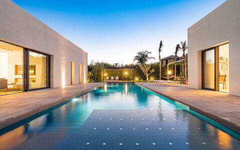 Villa Duetto - Siracusa, Sicilia: Acqua, Cielo, Costruzione, Luce, Azzurro, Illuminazione, Architettura, Albero, Interior Design, Condominio