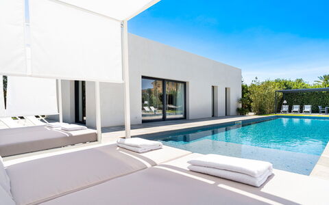 Villa Duetto - Siracusa, Sicilia: Acqua, Piscina, Interior Design, Cielo, Shade, Finestra, Costruzione, Rettangolo, Condominio, Immobiliare