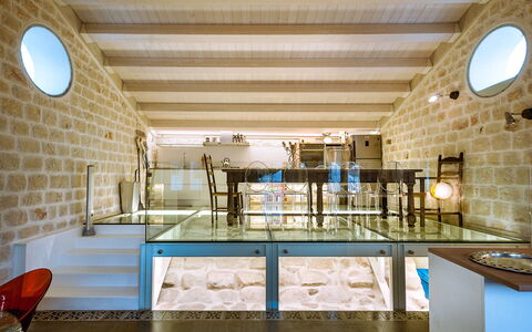 Casa Masseria - Scicli, Sicilia: Azzurro, Illuminazione, Tavolo, Pavimento, Acqua, Pavimentazione, Sedia, Costruzione, Legna, Immobiliare