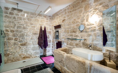 Casa Masseria - Scicli, Sicilia: Specchio, Rubinetto, Idraulico Fixture, Proprietà, Vasca Da Bagno, Costruzione, Viola, Bagno, Lavello, Interior Design