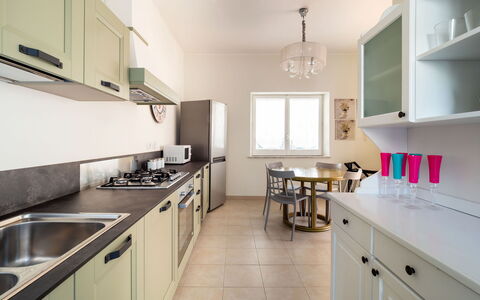 Villa Diamante - Siracusa, Sicilia: Lavandino Della Cucina, Cabinetry, Lavello, Finestra, Controsoffitto, Legna, Cucina, Rubinetto, Interior Design, Cucina Stufa