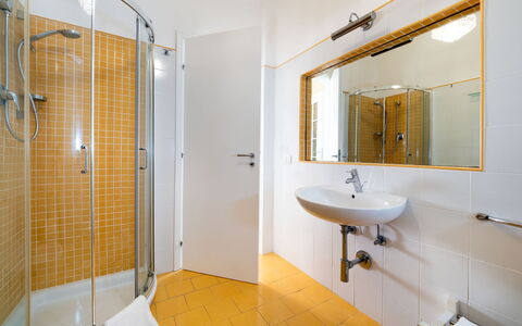 Villa Diamante - Siracusa, Sicilia: Specchio, Rubinetto, Idraulico Fixture, Lavello, Lavandino Del Bagno, Bagno, Costruzione, Doccia Porta, Doccia