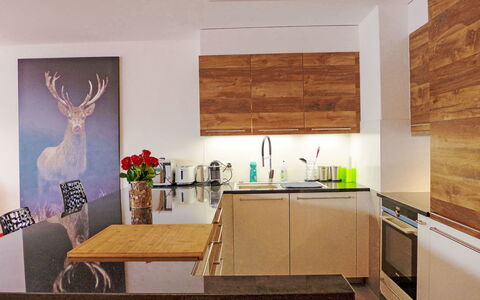 Corfou a 5: Cabinetry, Controsoffitto, Proprietà, Rubinetto, Lavello, Lavandino Della Cucina, Legna, Cucina, Interior Design, Pavimentazione