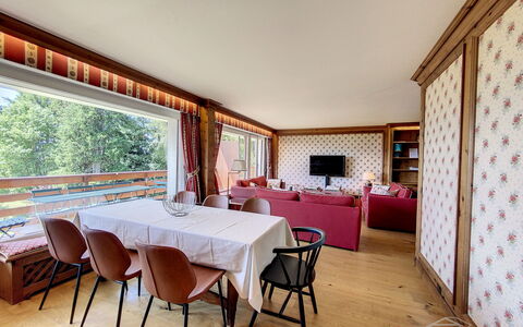 Crans-Colline 17: Mobilia, Tavolo, Decorazione, Legna, Sedia, Tenda, Costruzione, Interior Design, Pianta, Finestra