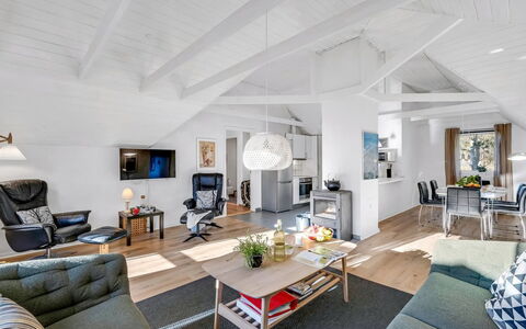 Malti - 1.3Km from the Sea: Mobilia, Interior Design, Pavimentazione, Divano, Soffitto, Legna, Pavimento, Soggiorno, Sedia, Camera