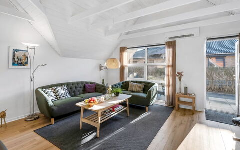 Malti - 1.3Km from the Sea: Mobilia, Interior Design, Pavimentazione, Pavimento, Divano, Legna, Pavimento In Legno, Soffitto, Soggiorno, Camera