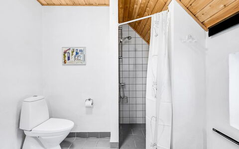 Malti - 1.3Km from the Sea: Pavimentazione, Pavimento, Parete, Idraulico Fixture, Legna, Soffitto, Interior Design, Gabinetto, Toilet Seat, Bagno