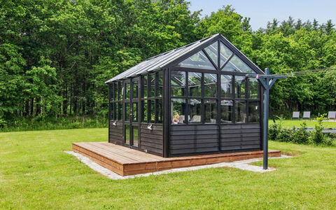 Alois - 31Km from the Sea: Giardino, Shade, Bicchiere, Struttura Esterna, Illuminazione Diurna, Design, Latifoglie, Edifici Giardino, Acciaio