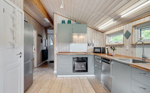 Alois - 31Km from the Sea: Legna, Apparecchio Major, Cucina, Pavimentazione, Soffitto, Controsoffitto, Elettrodomestico Da Cucina, Interior Design, Pavimento, Casa