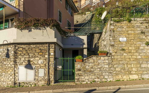 Spacious Apartment In Sori With Large Terrace - So: Finestra, Costruzione, Pianta, Manto Stradale, Porta, Asfalto, Legna, Urban Design, Zona Residenziale, Facciata