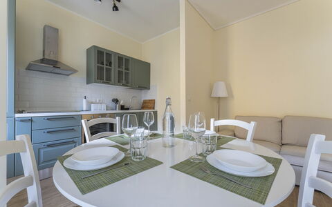 Spacious Apartment In Sori With Large Terrace - So: Tavolo, Mobilia, Proprietà, Tavola, Sedia, Controsoffitto, Cabinetry, Legna, Illuminazione, Dishware