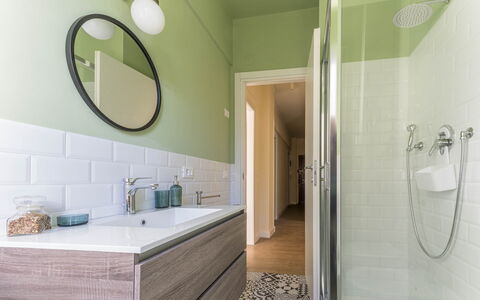 Spacious Apartment In Sori With Large Terrace - So: Specchio, Costruzione, Rubinetto, Proprietà, Idraulico Fixture, Fotografia, Lavello, Mobiletto Del Bagno, Bianca, Bagno