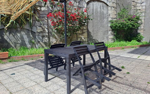 Spacious Apartment In Sori With Large Terrace - So: Pianta, Fiore, Costruzione, Botanica, Mobili Da Esterno, Panchina, Tavolo Esterno, Erba, Vaso Di Fiori, Pavimentazione