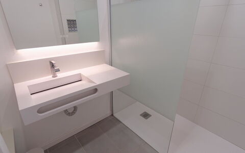 Atalaya Rio Verde: Parete, Interior Design, Idraulico Fixture, Pavimentazione, Bagno, Pavimento, Idraulico, Lavandino Del Bagno, Materiale Composito, Rubinetto