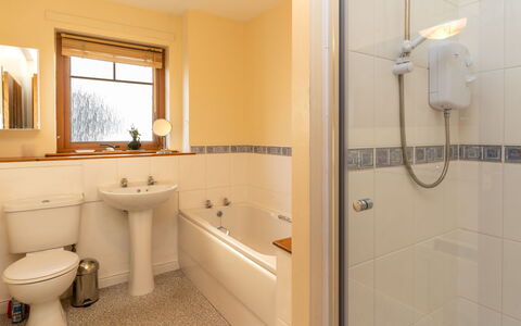 Culduthel: Idraulico Fixture, Specchio, Proprietà, Rubinetto, Lavello, Finestra, Bagno, Pianta, Interior Design