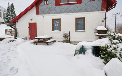 Jizerky Paws & Sauna: Cielo, Neve, Proprietà, Costruzione, Finestra, Pendenza, Casa, Albero, Villetta, Zona Residenziale