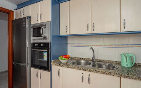 Las Terrazas: Cucina, Apparecchio Major, Controsoffitto, Cabinetry, Elettrodomestico Da Cucina, Legna, Lavandino Della Cucina, Pavimentazione, Interior Design, Camera