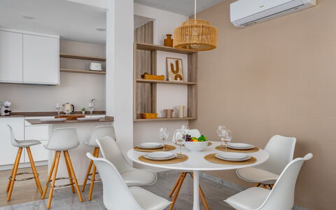 Ático Los Pelicanos: Tavolo, Mobilia, Proprietà, Bianca, Sedia, Mensola, Illuminazione, Legna, Arancia, Interior Design