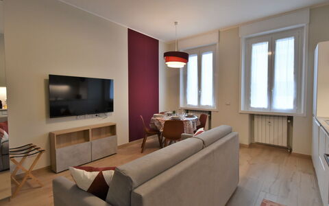 Pirelli Central Station Apartment: Proprietà, Mobilia, Divano, Finestra, Comfort, Legna, Cornice, Costruzione, Interior Design, Pavimentazione