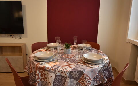 Pirelli Central Station Apartment: Tavolo, Mobilia, Proprietà, Tavola, Dishware, Tovaglia, Sedia, Televisione, Interior Design, Piatto