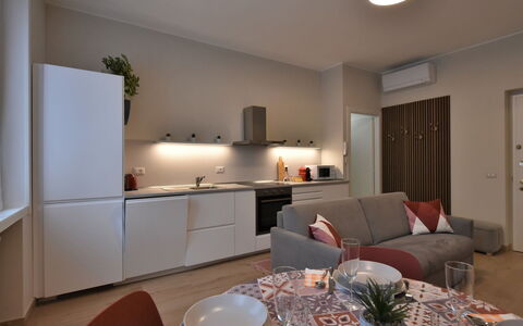 Pirelli Central Station Apartment: Mobilia, Proprietà, Tavolo, Controsoffitto, Cabinetry, Interior Design, Legna, Sedia, Pianta Della Casa