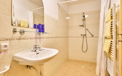 Villa Belvedere 20.1: Idraulico Fixture, Rubinetto, Lavello, Specchio, Lavandino Del Bagno, Bagno, Viola, Costruzione, Interior Design