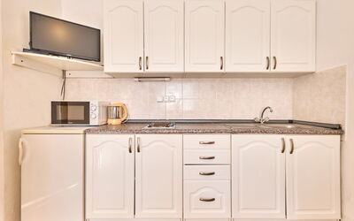 Villa Belvedere 20.2: Cabinetry, Controsoffitto, Proprietà, Mobilia, Lavello, Lavandino Della Cucina, Cucina, Legna, Elettrodomestico Da Cucina, Elettrodomestico