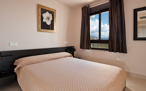 Lateral View: Letto, Interior Design, Camera Da Letto, Parete, Mobilia, Legna, Camera, Lenzuolo, Bedding, Pavimento