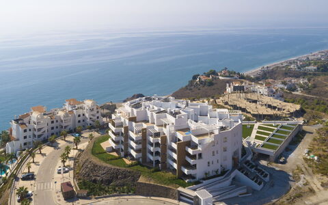 Amazing Sea: Pianta, Acqua, Nube, Cielo, Costruzione, Piscina, Albero, Shade, Urban Design, Tempo Libero