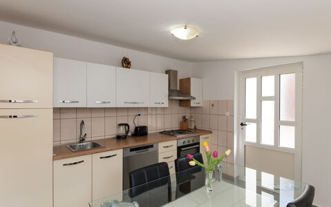 Lucija: Mobilia, Cucina, Elettrodomestico Da Cucina, Controsoffitto, Interior Design, Cabinetry, Pavimentazione, Apparecchio Major, Legna, Soffitto