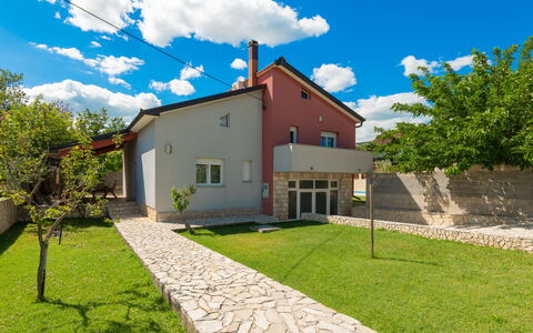 Lucija: Zona Residenziale, Casa, Casa, Insediamento Umano, Giardino, Estate, Prato, Landscaping, Cortile, Sobborgo