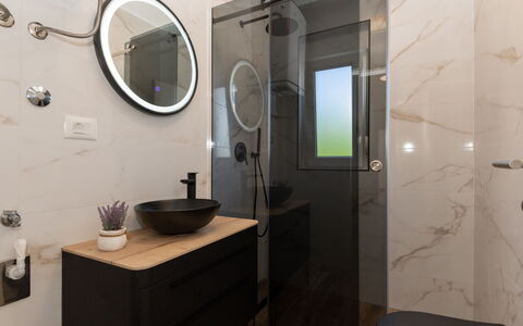 Lucija: Idraulico Fixture, Bagno, Interior Design, Lavandino Del Bagno, Pavimentazione, Specchio, Mobiletto Del Bagno, Pavimento, Lavello, Rubinetto