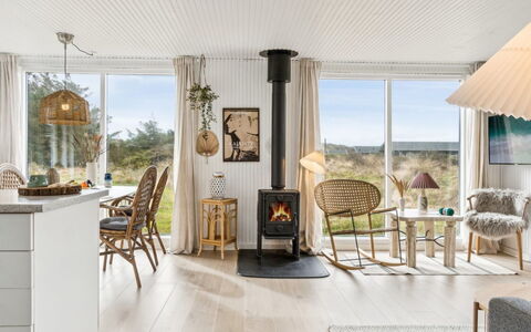 Zina - 600M from the Sea: Mobilia, Pavimentazione, Sedia, Pavimento In Legno, Soggiorno, Materiali Naturali, Pianta Della Casa, Vaso Di Fiori, Latifoglie, Cucina & Sala Da Pranzo Tavolo