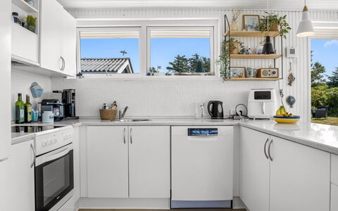 Zina - 600M from the Sea: Elettrodomestico Da Cucina, Cucina, Controsoffitto, Apparecchio Major, Elettrodomestico, Cabinetry, Interior Design, Frigorifero, Pavimentazione, Lavello
