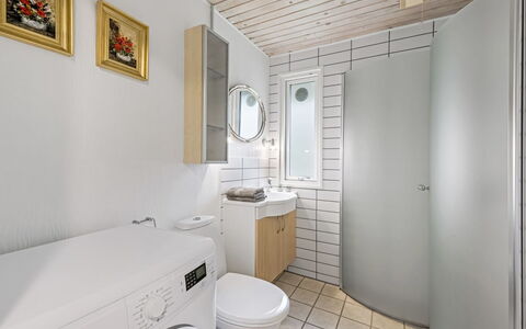 Tancred - 30Km from the Sea: Idraulico Fixture, Pavimentazione, Pavimento, Interior Design, Gabinetto, Soffitto, Bagno, Toilet Seat, Lavello, Idraulico
