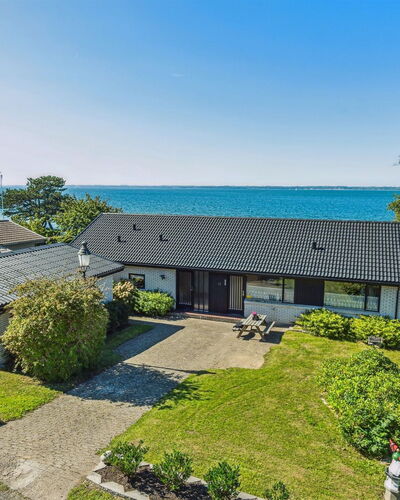 Jovana - 40M from the Sea