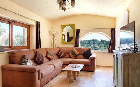 Trulli Di Grieco: Marrone, Divano, Mobilia, Cornice, Interior Design, Finestra, Legna, Soggiorno, Pavimento, Costruzione