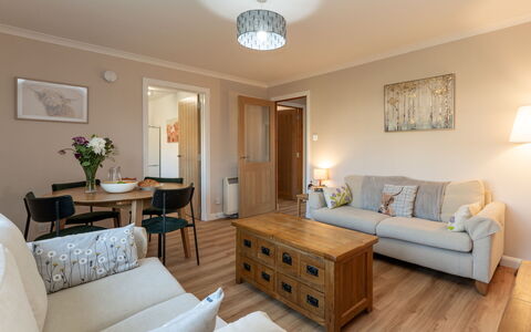 The Bruach: Mobilia, Interior Design, Pavimentazione, Divano, Pavimento, Camera, Legna, Soffitto, Soggiorno, Tavolo