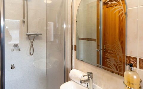 Craigmore Lodge: Specchio, Rubinetto, Proprietà, Idraulico Fixture, Lavello, Doccia Porta, Bagno, Lavandino Del Bagno, Interior Design