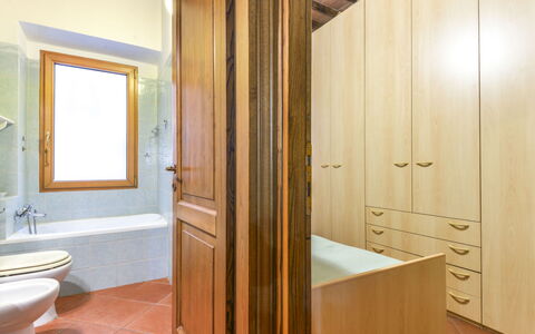 Il Marinaio: Proprietà, Lavello, Idraulico Fixture, Cabinetry, Specchio, Legna, Rubinetto, Interior Design, Bagno, Pavimento