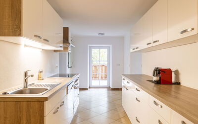 #3 mit 2 Schlafzimmern für 6 Personen 500.4: Cucina, Controsoffitto, Cabinetry, Pavimentazione, Interior Design, Mobilia, Legna, Elettrodomestico Da Cucina, Pavimento, Soffitto