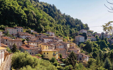 Casa Iris - Versilia, Holiday Home with Pool: Cielo, Costruzione, Pianta, Montagna, Paesaggio Naturale, Albero, Finestra, Highland, Casa, Quartiere